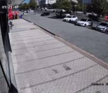 Karşıya geçerken otomobilin çarptığı Fatma kurtarılamadı: Feci kaza kamerada