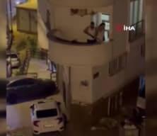 Balkona iç çamaşırı ile çıkan maganda, komşuları uyarınca dehşet saçtı!