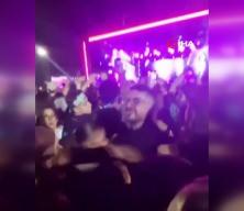 Ünlü müzik grubunun konserinde tokatlı saldırı! Bir anda ortalık karıştı