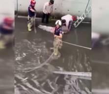 Bakırköy’de çatıdan dereye düşen şahıs itfaiye ekipleri tarafından kurtarıldı