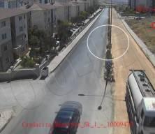 Elazığ'da feci kaza anı kamerada! Genç kadının yaşam mücadelesi devam ediyor