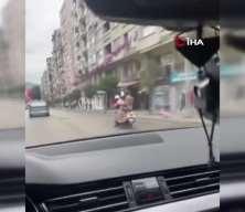 Aile boyu ihmalkarlık! Motosikletli sürücü herkesi korkuttu