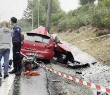Otomobil yol aydınlatma direğine çarptı: Sürücü hayatını kaybetti