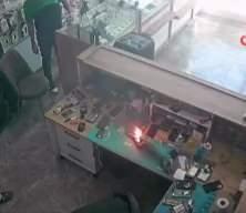 Aksaray'da telefon bataryası bomba gibi patladı! O anlar kamerada