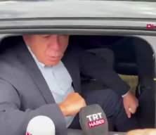 Gürsel Tekin CHP Sarıyer eski il binası önünde
