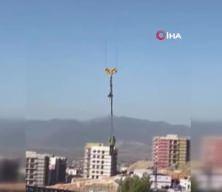İşçinin şantiyeden vinçle indiği anlar herkesi korkuttu
