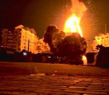  İsrail'in Gazze'deki Sevra Caddesi'nde bir binaya gerçekleştirdiği bombardıman anları görüntülendi