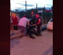 Kavgayı ayırmak isteyen polis memuru yaralandı