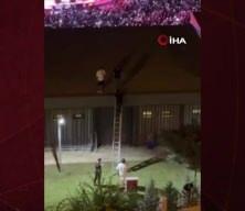 Mersin’’de güvenlikler, konseri kaçak izleyen genci çatıdan attı