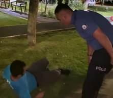 Parkta sızan alkolikten kendisini uyandıran polislere ilginç sözler