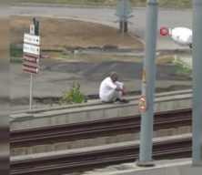 Samsun’da tramvay raylarında müzik dinleyen şahıs, vatman tarafından tramvaya alındı