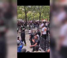 Şehrin göbeğinde ücretsiz yemek izdihamı: Binlerce insan birbirine girdi