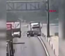 Tırın yol kenarındaki direğe çarptığı dehşet kazanın görüntüleri