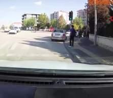 Yaya geçidinde bekleyen öğrenci ölümden kıl payı kurtuldu