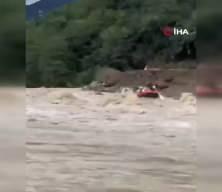 Ne iş makineleri ne fırtına onlara engel olabildi! Rafting tutkunları herkesi şaşırttı