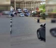 Küçükçekmece’de sürücü fark etmediği merdivenlerde asılı kaldı
