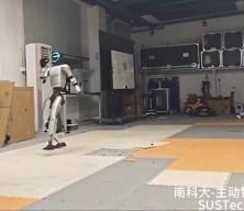 Çin'de robota tekmeyle dayanıklılık testi yapıldı