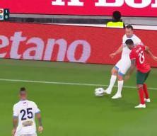  Yardım maçında Ricardo Quaresma'nın Terry'i çelme ile düşürdüğü anlar herkesi güldürdü