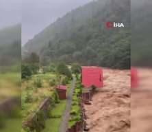 Rize'de sel felaketi: Evlerin sel sularına kapılma anı kamerada
