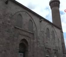 Tarihi cami ziyaretlerine kıyafet mecburiyeti getirildi