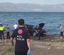 Yola dökülen akaryakıt yüzünden otomobil göle düştü