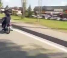  İhlal üstüne ihlal! Ne plaka var ne kask! Üstüne üstlük trafikte akrobatik hareketlerde bulundu