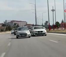 Düğün konvoyunun önüne geçmek isteyen otomobil kazaya sebep oldu