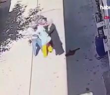 Kucağında çocuğuyla yürüyen anneyi 3 kadının darbetti