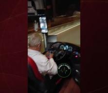 Otobüs şoföründen skandal hareket: Direksiyon başında dakikalarca telefonla oynadı!