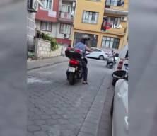 Sokak ortasında dehşet anları! Saldırdıkları kişiyi sırtından bıçakladılar