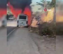 Sürücü yolcuları tahliye etti, minibüs alev alev yandı