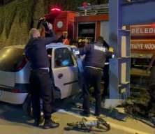  Üst geçidin ayağına çarpan otomobil hurda yığınına döndü: 2 ölü