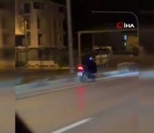 Antalya’da ilginç kaza: Motosiklet sürücüsü ‘çöp atma’ levhasına çarptı