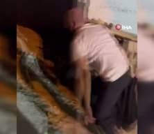 Kadına şiddet gösteren şahısı mahalleli tekme tokat dövdü