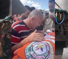 Birkaç damla su için koştular... Bir babanın evladına acı vedası.... Gazze'den kahreden anlar