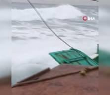 Kıyıköy’de fırtına altında balıkçı teknesinin zorlu mücadelesi