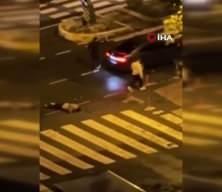 Beylikdüzü'nde iki şüpheli, bayılttıkları vatandaşı yerde yumruklamaya devam etti