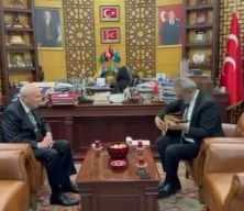 Yavuz Bingöl'den Bahçeli'nin makamında mini konser: Teşekkür edip, bağlamayı hediye etti