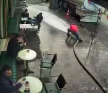  Bayrampaşa’da bir esnaf tazyikli suyun azizliğine uğradı, çay içen müşterileri böyle ıslattı