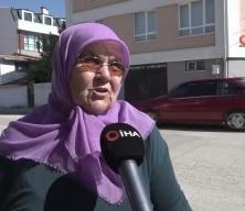  Belediyenin oturacak yer yapmadığı duraklara vatandaş evinden koltuk getirdi