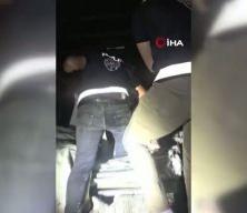 Düzensiz göçmenler aracın öyle yerine saklanmış ki! Görenler şaştı kaldı