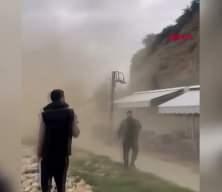 Çay bahçesine kaya parçaları düştü! Vatandaşlar büyük tehlike atlattı