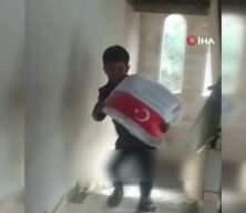 Filistinlilerin Türk bayraklı sevinci! Un çuvalını taşıyan çocuğu görmeniz lazım