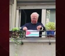 İtalya'da soykırım karşıtı gösterileri gören yaşlı bir adam gözyaşlarını tutamadı