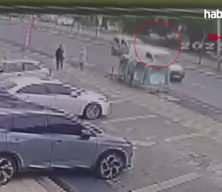Kaldırımda yürüyen yayaya otomobil çarptı; 1 ölü 2 yaralı