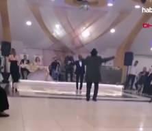 Sahnede kalp krizi geçiren sanatçı Yüksel Kader’in hayatını kaybettiği anlar kamerada