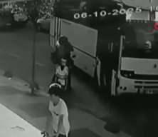 Trafik magandası kuryeye dehşeti yaşattı! Darp etti, bıçak çekti
