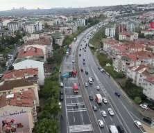 Büyükçekmece E-5’te devrilen tır sebebiyle yol kapandı