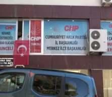 CHP'de demokrasi isyanı: İl başkanı ve yönetim kendilerini binaya kilitleyip eylem başlattı