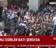 Filistinli esirler Batı Şeria'da coşkuyla karşılandı!